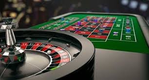 Live dealer baccarat table visible in the CK33 game lobby section